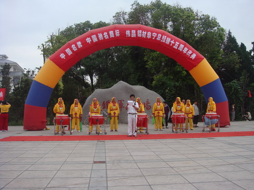 厂方经销同起劲，，，，，，推广伟昌齐焕彩