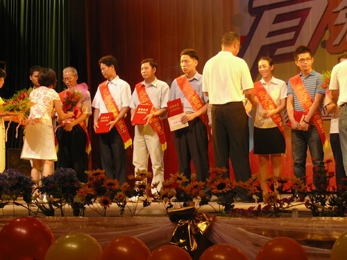 我公司加入——2010大沥商会“贺中秋，，，，，，，，迎国庆”暨表扬优异员工文艺晚会