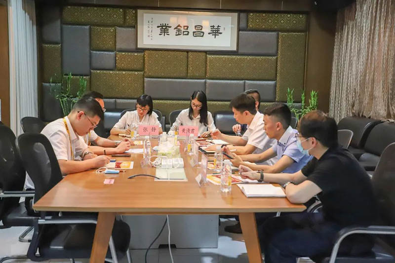 集团总司理助理杨锦华热情接待了调研团队