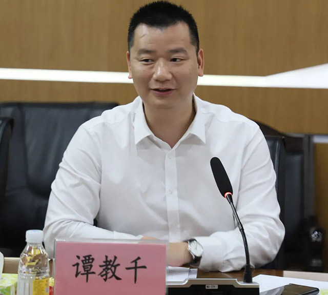 广东省市场监视治理局标准化处谭教千处长向德赢VWIN集团获得本次国家级标准化项目试点体现祝贺