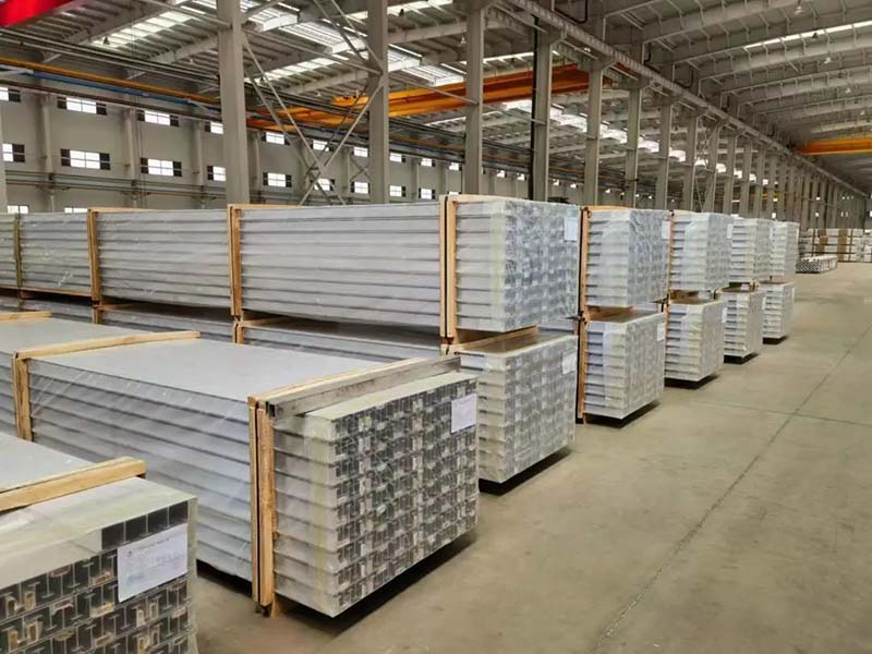 德赢VWIN铝材厂房内建材摆放整齐