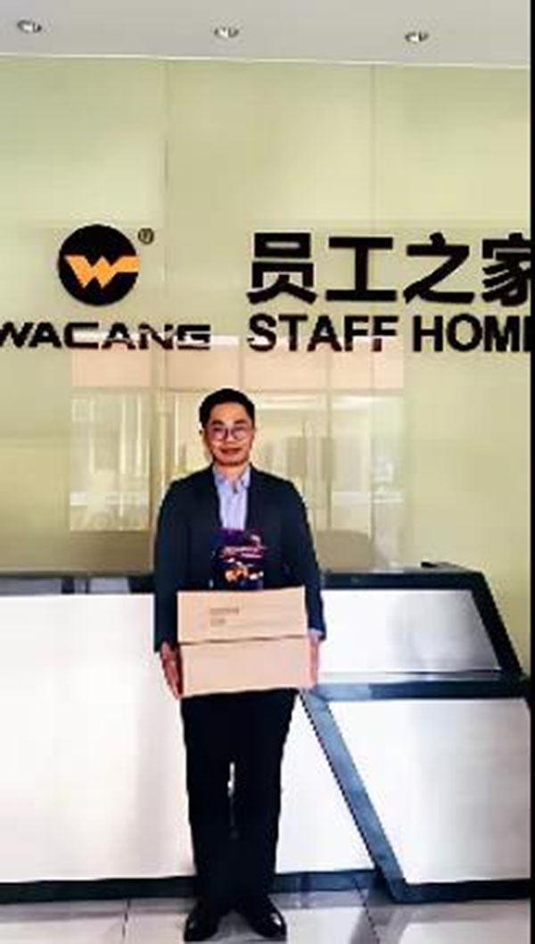 收到新年糖、购物卡等新春福利，，，，，，，，员工们展现出喜悦的笑容