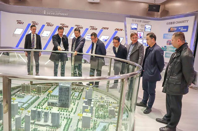 潘伟深董事长向导向导旅行体验馆，，，，，，并为其先容德赢VWIN全铝应用工业链