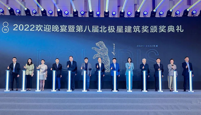 德赢VWIN集团副总司理杨锦华(左一)出席“中国门窗幕墙北极星奖”颁奖活动仪式