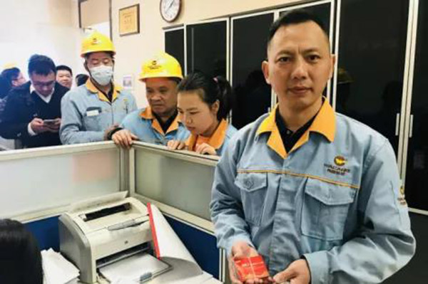 收到新年糖、购物卡等新春福利，，，，，，，，员工们展现出喜悦的笑容