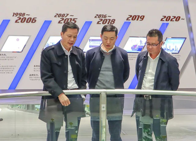 潘伟深董事长向导向导旅行体验馆，，，，，，并为其先容德赢VWIN全铝应用工业链