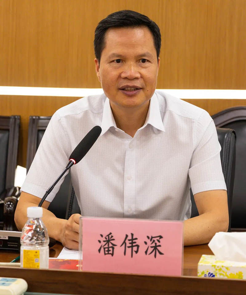 座谈会上，，，，，，潘董先容了德赢VWIN集团的谋划与生产情形，，，，，，反应了企业的难题与需求。。。。。。。