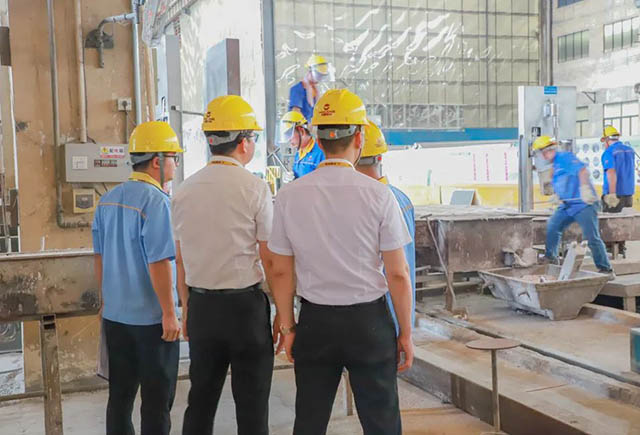 强化现场应急处置惩罚,提升企业应急能力_德赢VWIN集团开展熔铸车间铝液走漏专项演练