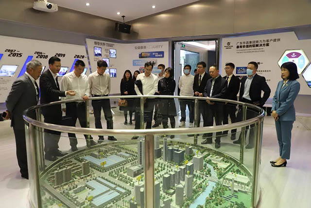 众嘉宾在潘董的陪同下旅行了体验馆