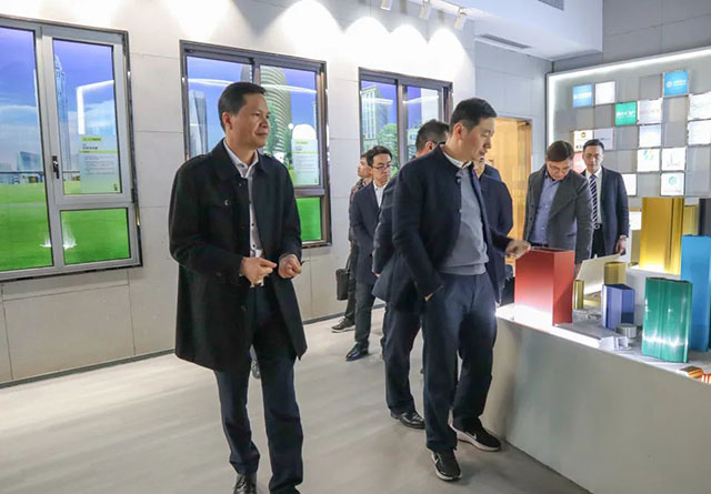 潘伟深董事长向导向导旅行体验馆，，，，，，并为其先容德赢VWIN全铝应用工业链