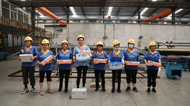 此次慰问，，，，，，，，让集团一线员工亲自体会到了党和集团的眷注和温暖