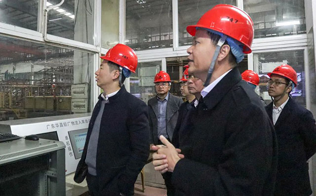 公司向导热情接待并向导管副市长一行人旅行车间