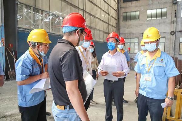 专家组一行和公司向导、手艺主干一同交流“铝七条”整改情形以及行业资讯